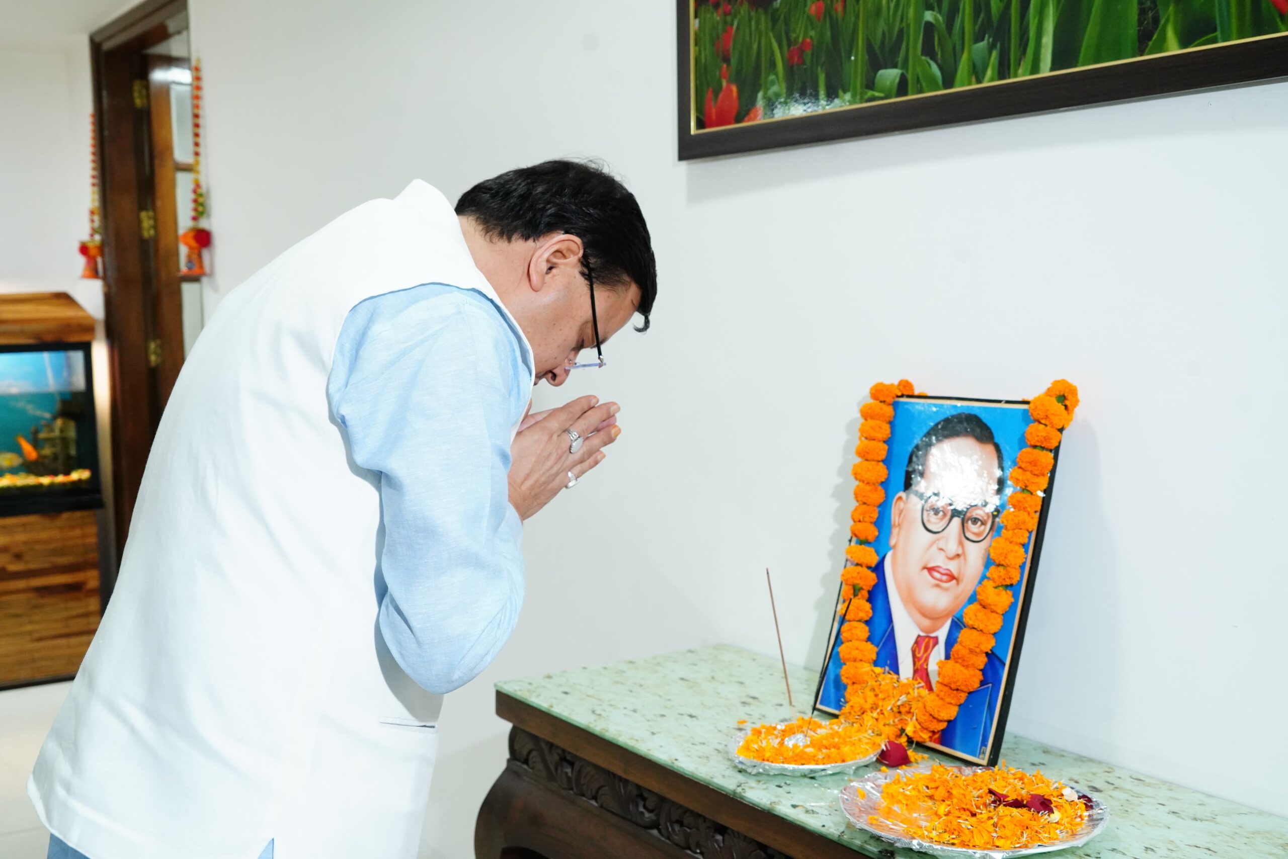 मुख्यमंत्री श्री पुष्कर सिंह धामी ने सोमवार को मुख्यमंत्री आवास में डॉ. भीमराव अंबेडकर जयंती के अवसर पर उनके चित्र पर श्रद्धासुमन अर्पित कर उनका भावपूर्ण स्मरण किया।