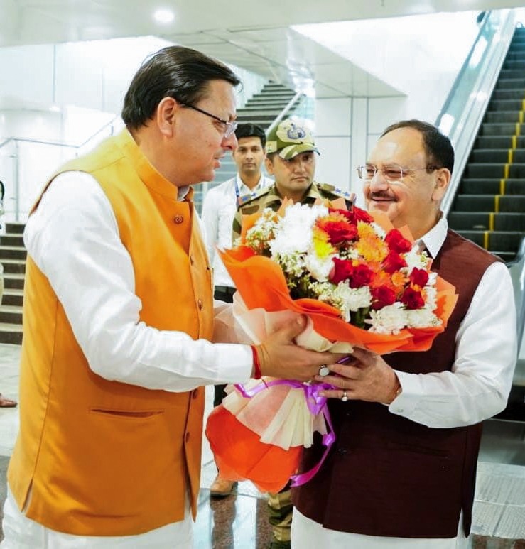 मुख्यमंत्री श्री पुष्कर सिंह धामी ने मंगलवार को केंद्रीय स्वास्थ्य और परिवार कल्याण मंत्री श्री जगत प्रकाश नड्डा के देवभूमि उत्तराखंड आगमन पर जॉलीग्रांट एयरपोर्ट में स्वागत किया।