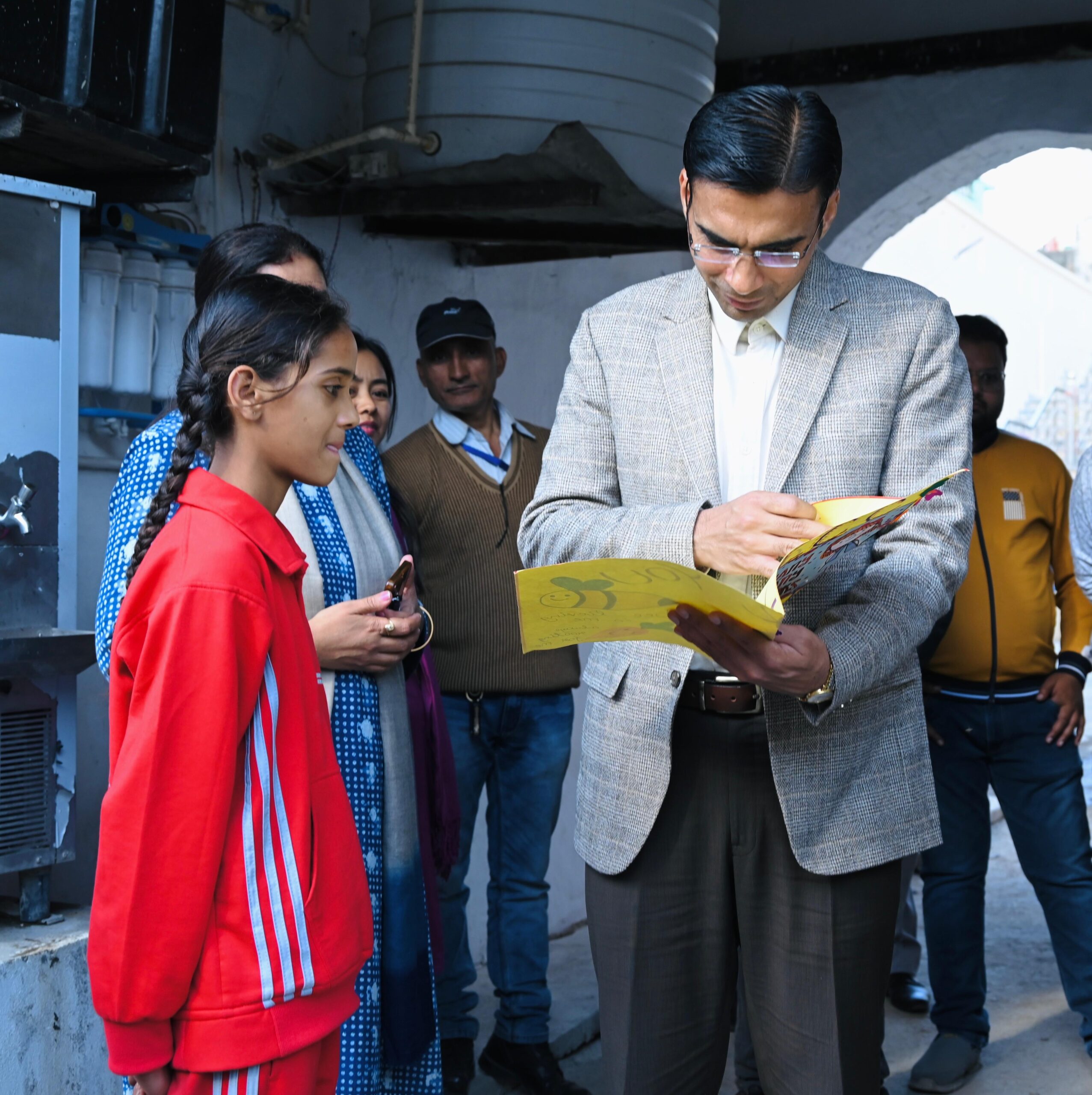 डीएम सविन बंसल के प्रयासों से मुख्यधारा से जुड़ने लगा सड़क पर बिखरा बचपन;