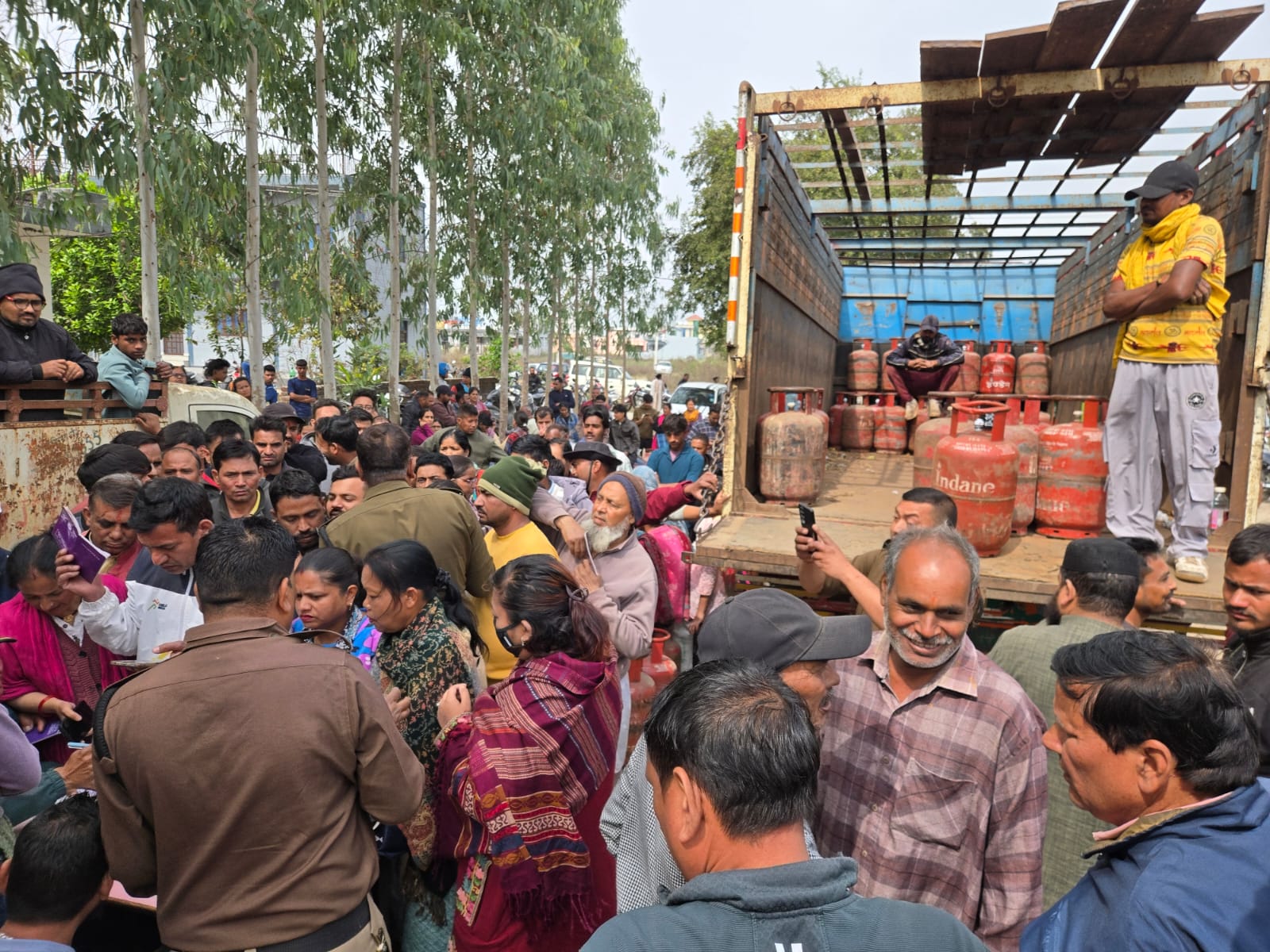 ऐजेंसी पर ही वितरित किए गैस सिलेंडर; ऐजेंसी पर भारी भीड़ से कानून व्यवस्था बिगड़ने की थी प्रबल संभावना; डीएम की क्यूआरटी ने दर्ज कराया मुकदमा