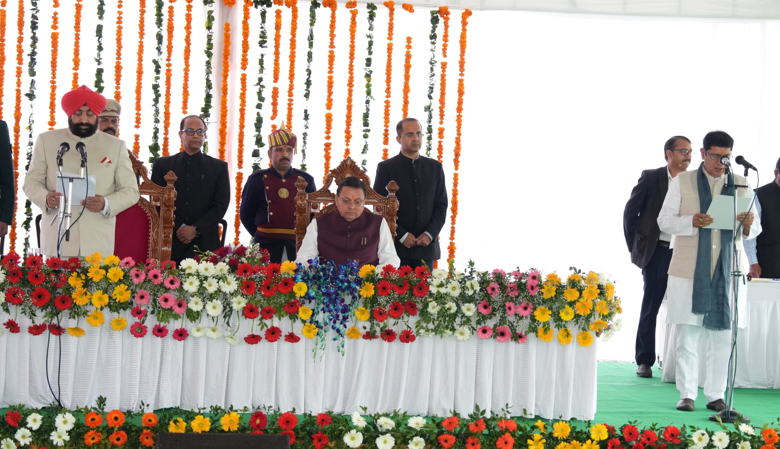 राज्यपाल ने विधायक श्री खजान दास, श्री मदन कौशिक, श्री भरत सिंह चौधरी, श्री प्रदीप बत्रा एवं श्री राम सिंह कैड़ा को मंत्री पद की शपथ दिलाई।