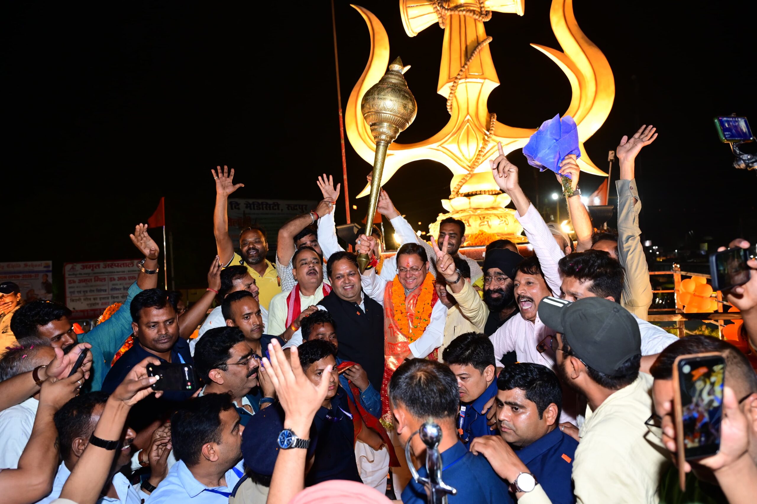 बुलडोजर से भी हुआ भव्य स्वागत, सड़कों पर उमड़ा जनसैलाब! काशीपुर से सड़क मार्ग से खटीमा पहुंचे सीएम धामी