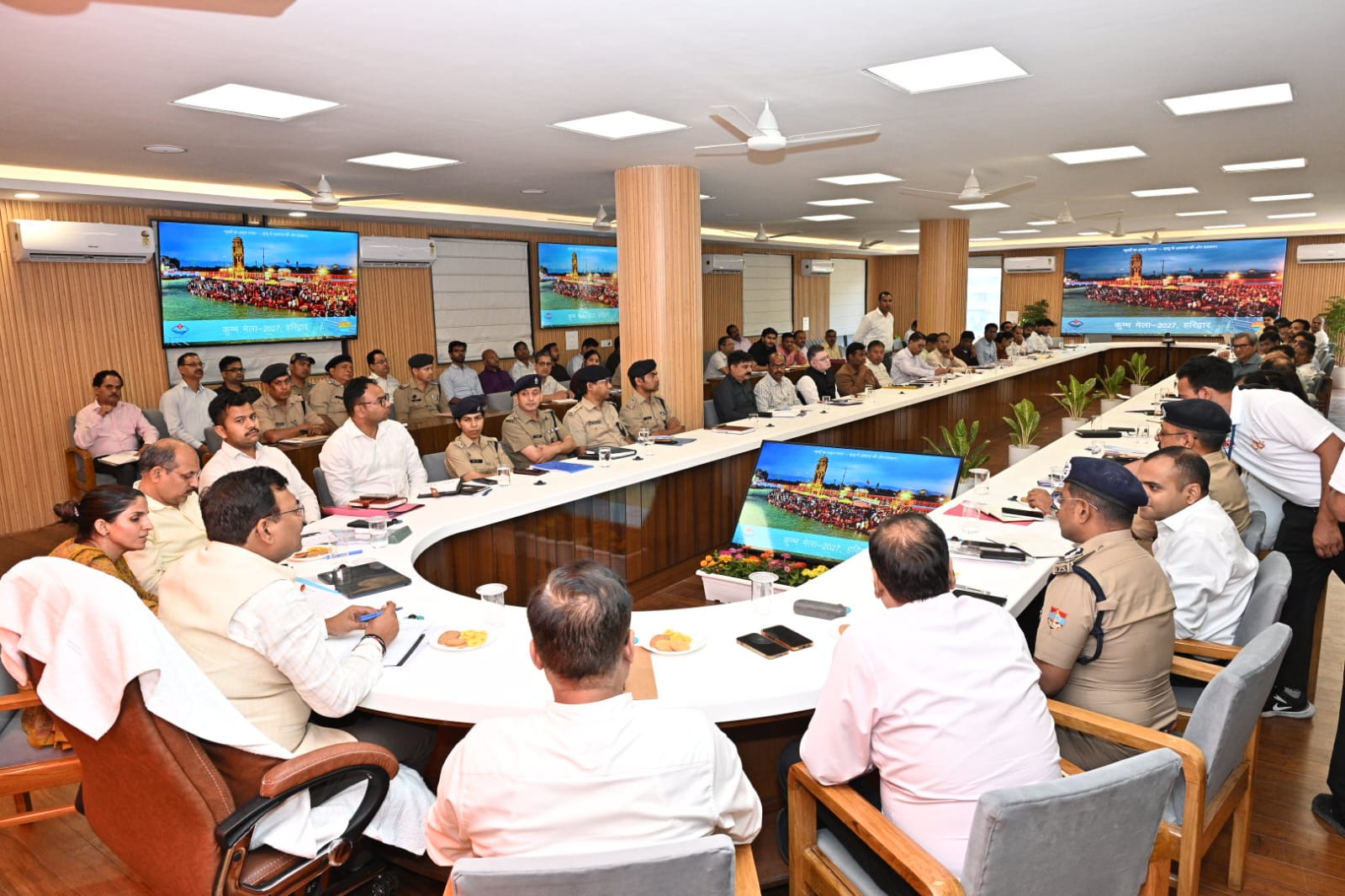 मुख्य सचिव ने की कुंभ मेला-2027 की तैयारियों की समीक्षा विभिन्न संगठनों से भी कुंभ मेला की व्यवस्थाओं को लेकर किया विचार-विमर्श सभी व्यवस्थाओं को समय से पूरा करन