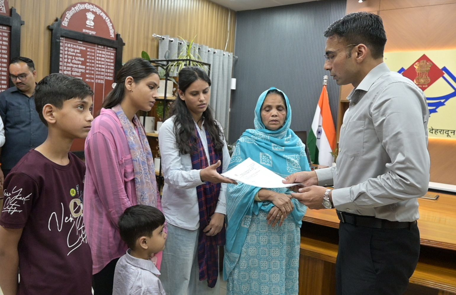 1 बेटी खो चुकी, 1 नन्ही नातिन व 3 अविवाहित बेटियों की असहाय विधवा माता क्षमा का डीएम ने करवाया बैंक ऋण माफ, बैंक से दिलाई नो ड्यूज एनओसी;