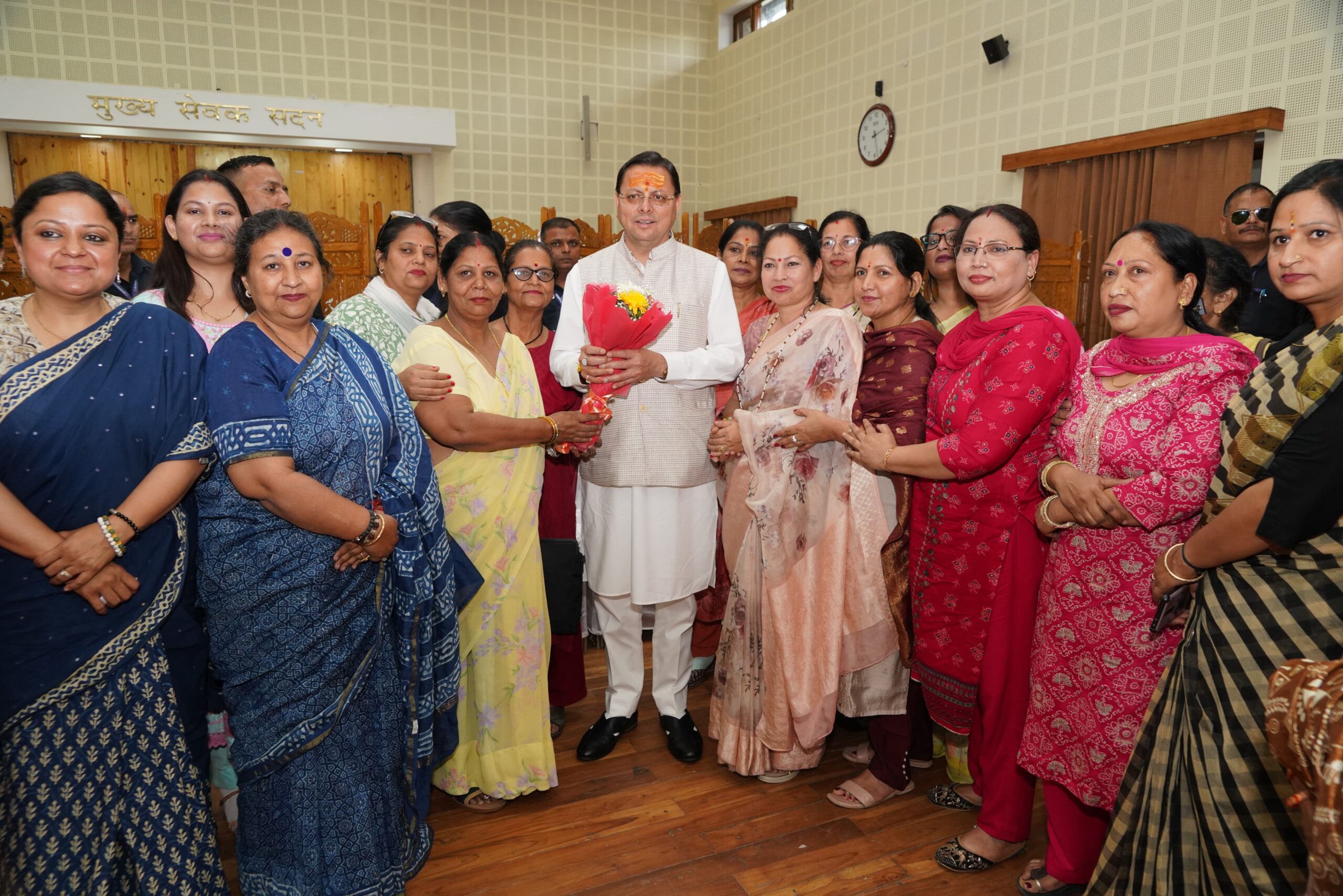 मुख्यमंत्री श्री पुष्कर सिंह धामी ने रविवार को मुख्यमंत्री आवास स्थित मुख्य सेवक सदन में प्रदेश के विभिन्न जनपदों से आए लोगों की समस्याओं को सुना।
