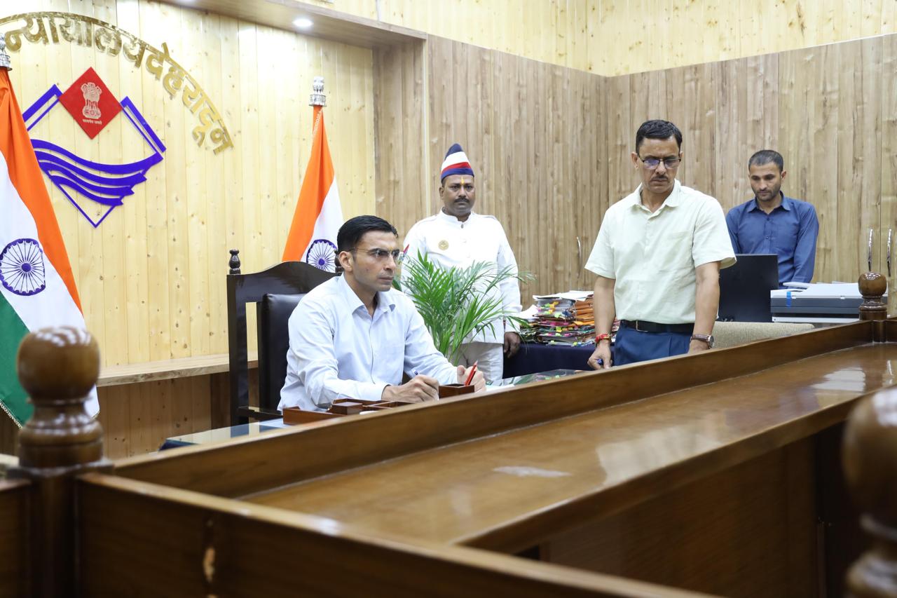 एटीएस कॉलोनी में आतंक का पर्याय बने बिल्डर पर जिला मजिस्ट्रेट का बड़ा एक्शन स्वतः संज्ञान लेकर गुंडा एक्ट में बुक कर किया जिला बदर