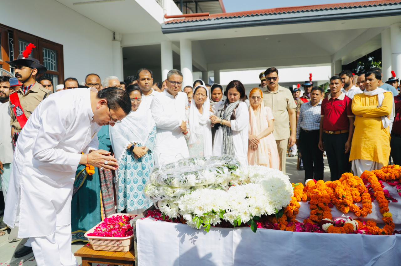 मुख्यमंत्री श्री पुष्कर सिंह धामी ने बुधवार को बलवीर रोड, देहरादून स्थित भाजपा प्रदेश कार्यालय में पूर्व मुख्यमंत्री मेजर जनरल भुवन चंद्र खंडूड़ी (सेवानिवृत्त) के पार्थिव शरीर पर पुष्प चक्र अर्पित कर उन्हें नम आंखों से विदाई दी।