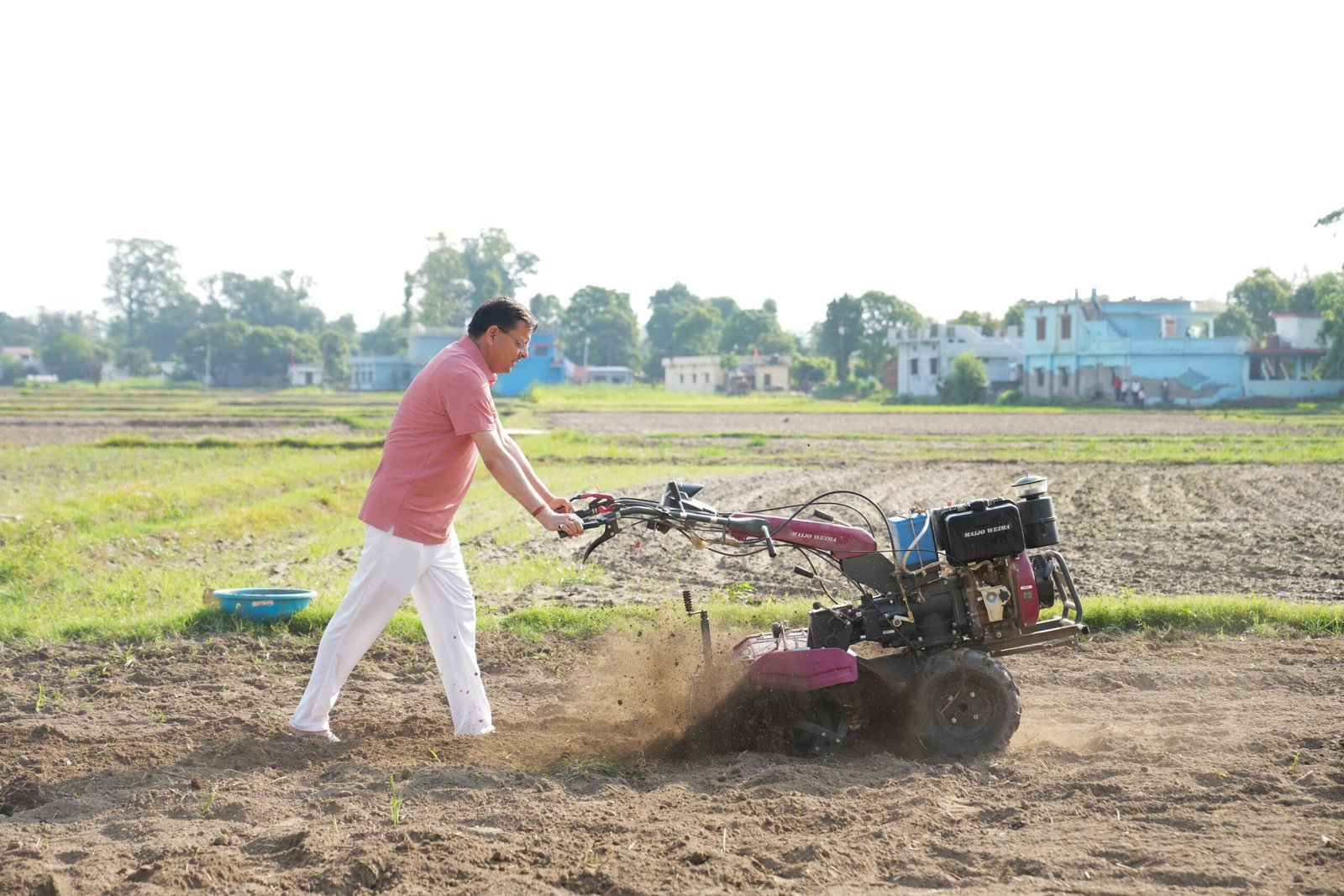 मुख्यमंत्री धामी ने खेत में चलाया टिलर, पारंपरिक कृषि और जैविक खेती को बढ़ावा देने का दिया संदेश