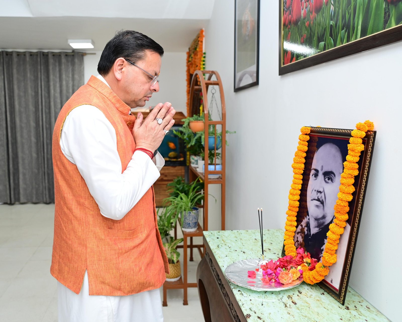मुख्यमंत्री श्री पुष्कर सिंह धामी ने मुख्यमंत्री आवास में भारतीय जनसंघ के संस्थापक, प्रखर राष्ट्रवादी चिंतक एवं महान शिक्षाविद् डॉ. श्यामा प्रसाद मुखर्जी की पुण्य तिथि पर उनके चित्र पर श्रद्धा सुमन अर्पित कर भावपूर्ण स्मरण किया।