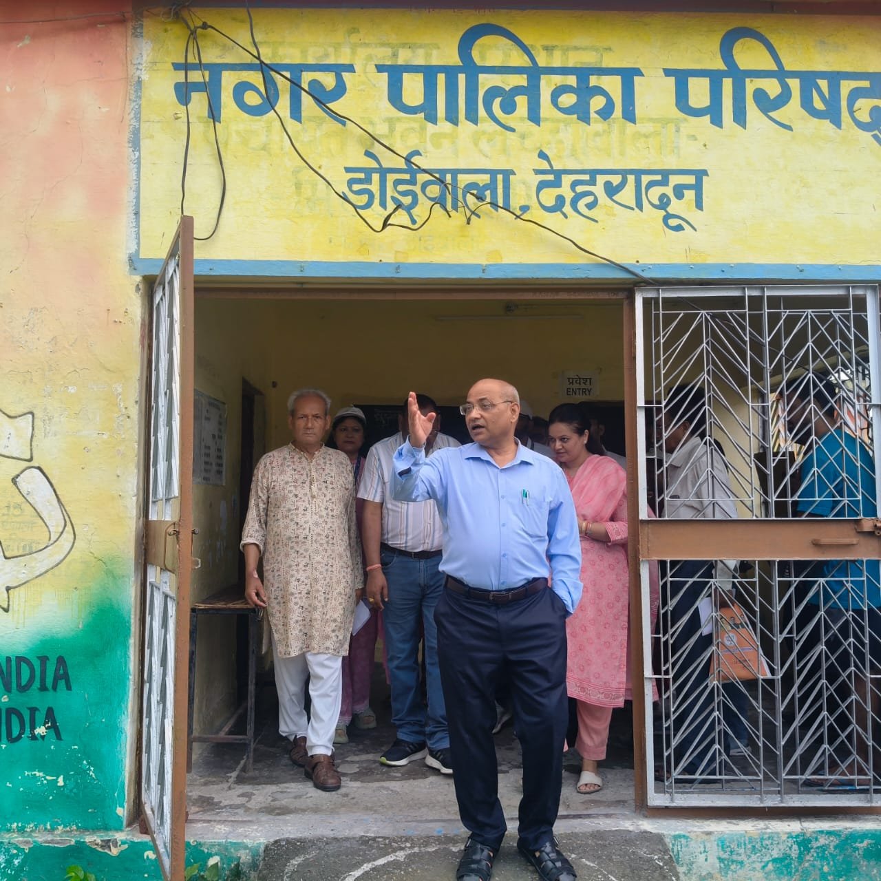 आयुक्त गढ़वाल मंडल ने डोईवाला विधानसभा के मतदेय स्थलों का किया निरीक्षण, राजनीतिक दलों के प्रतिनिधियों के साथ की समीक्षा बैठक