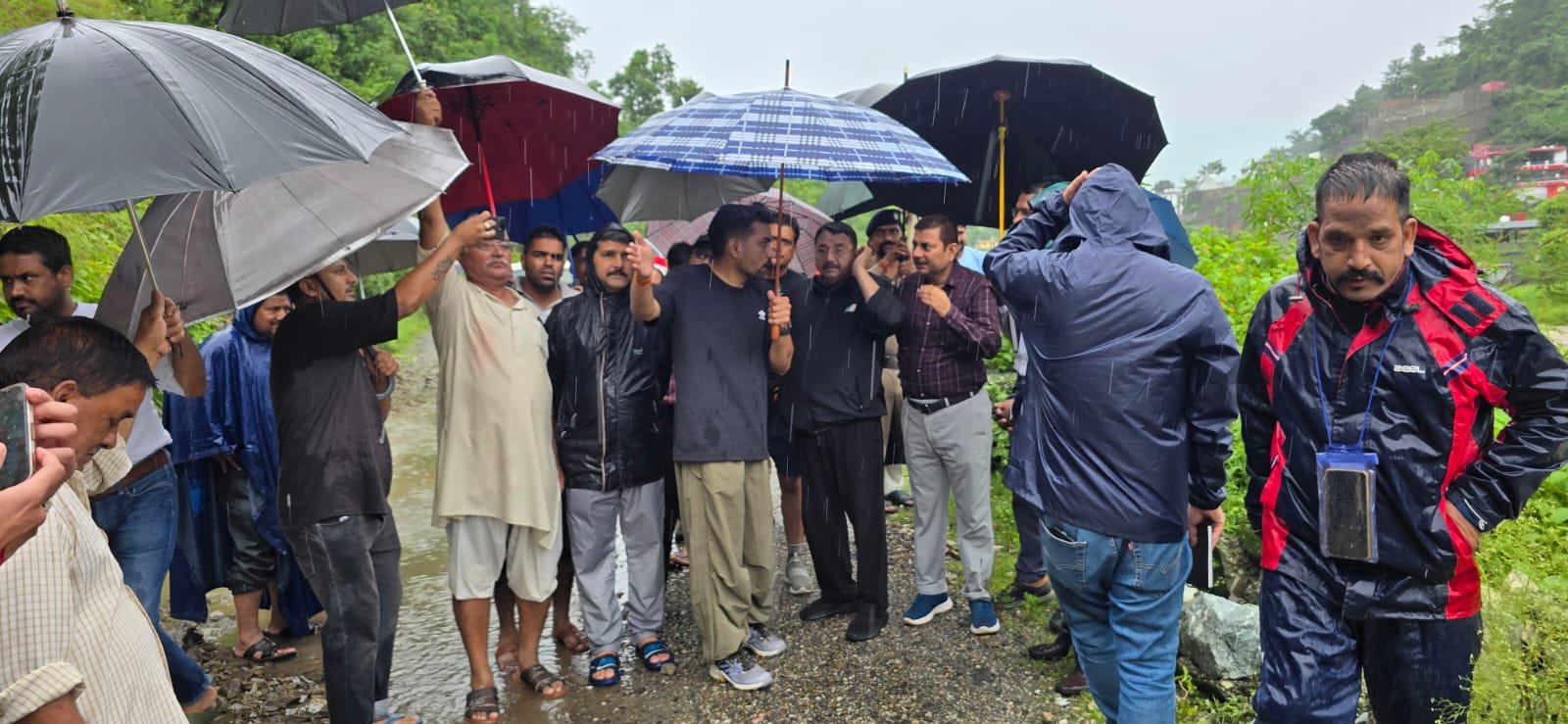 जिलाधिकारी, डॉ आशीष चौहान, ने प्रातःकाल नंदा की चौकी पुल का स्थलीय निरीक्षण किया।